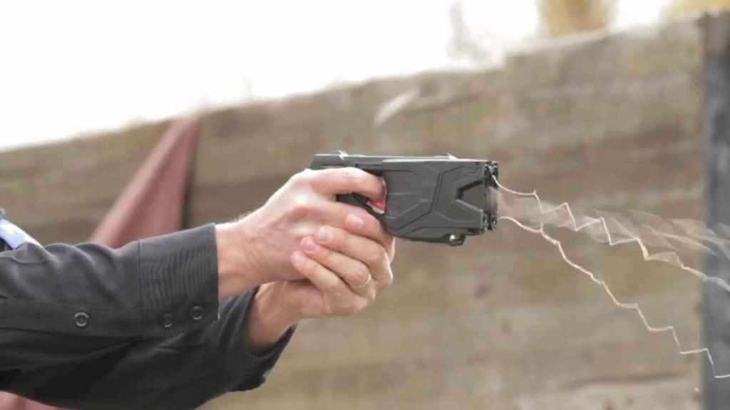 Disparo de una pistola eléctrica en una imagen de archivo