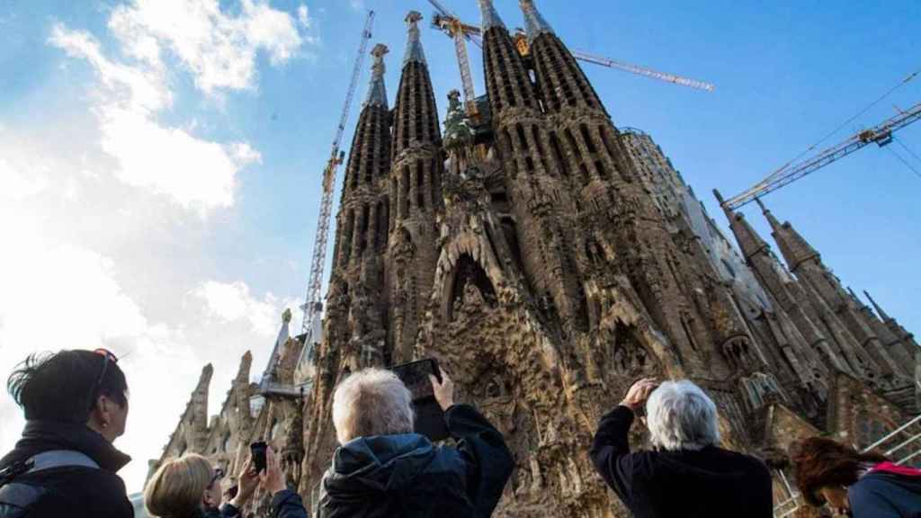 Turistas fotografían la Sagrada Família de Barcelona