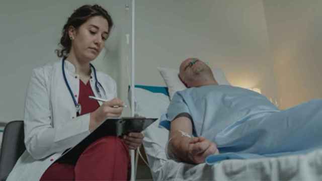 Una doctora sigue el tratamiento de un paciente con cáncer de próstata / ARCHIVO