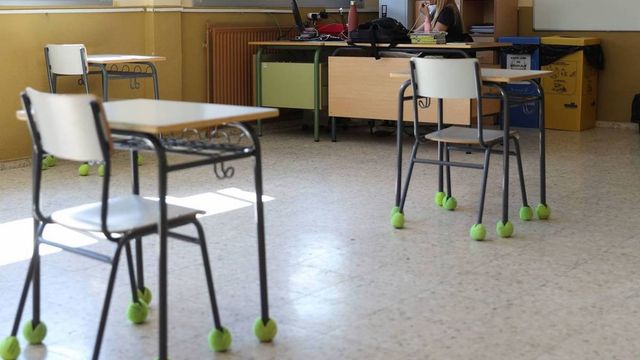 Una profesora da clase por videoconferencia en un colegio / EFE
