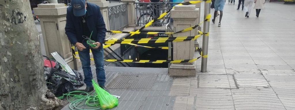 Un accés al metro Liceu precintat / MA - JORDI SUBIRANA