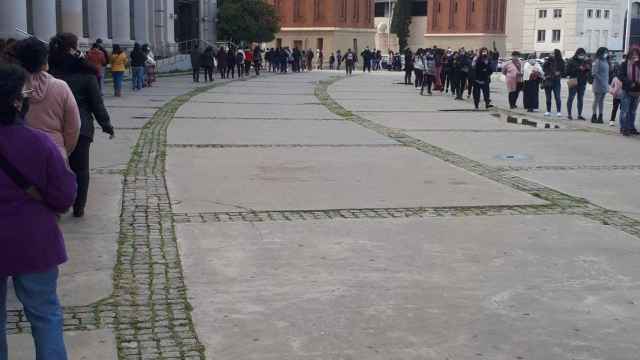 Colas para votar en las elecciones ecuatorianas en Barcelona/ TWITTER- @ecuatorianosesp