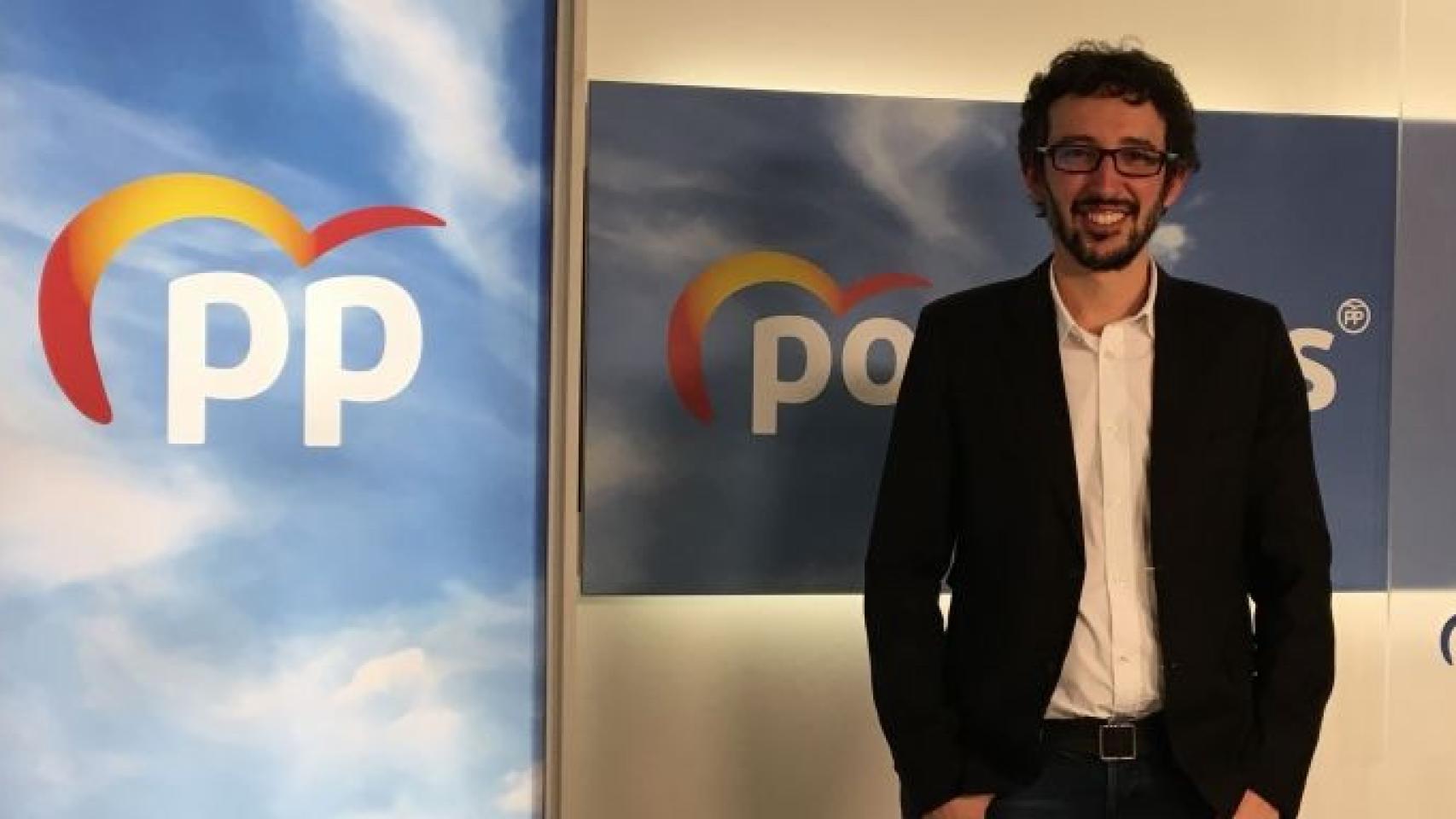 El edil Juan Milián en la sede del PP en Barcelona