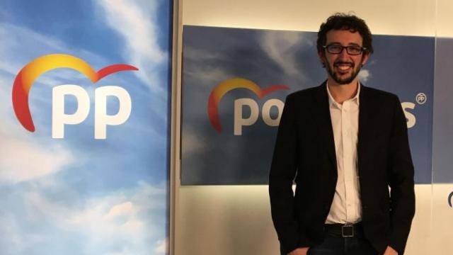 El edil Juan Milián en la sede del PP en Barcelona