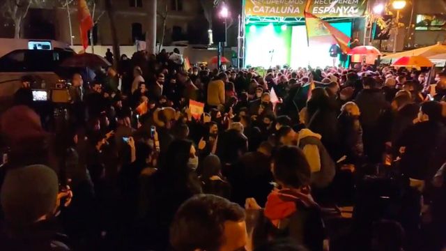 Aglomeración de gente en el acto de fin de campaña de la ultraderecha / TWITTER