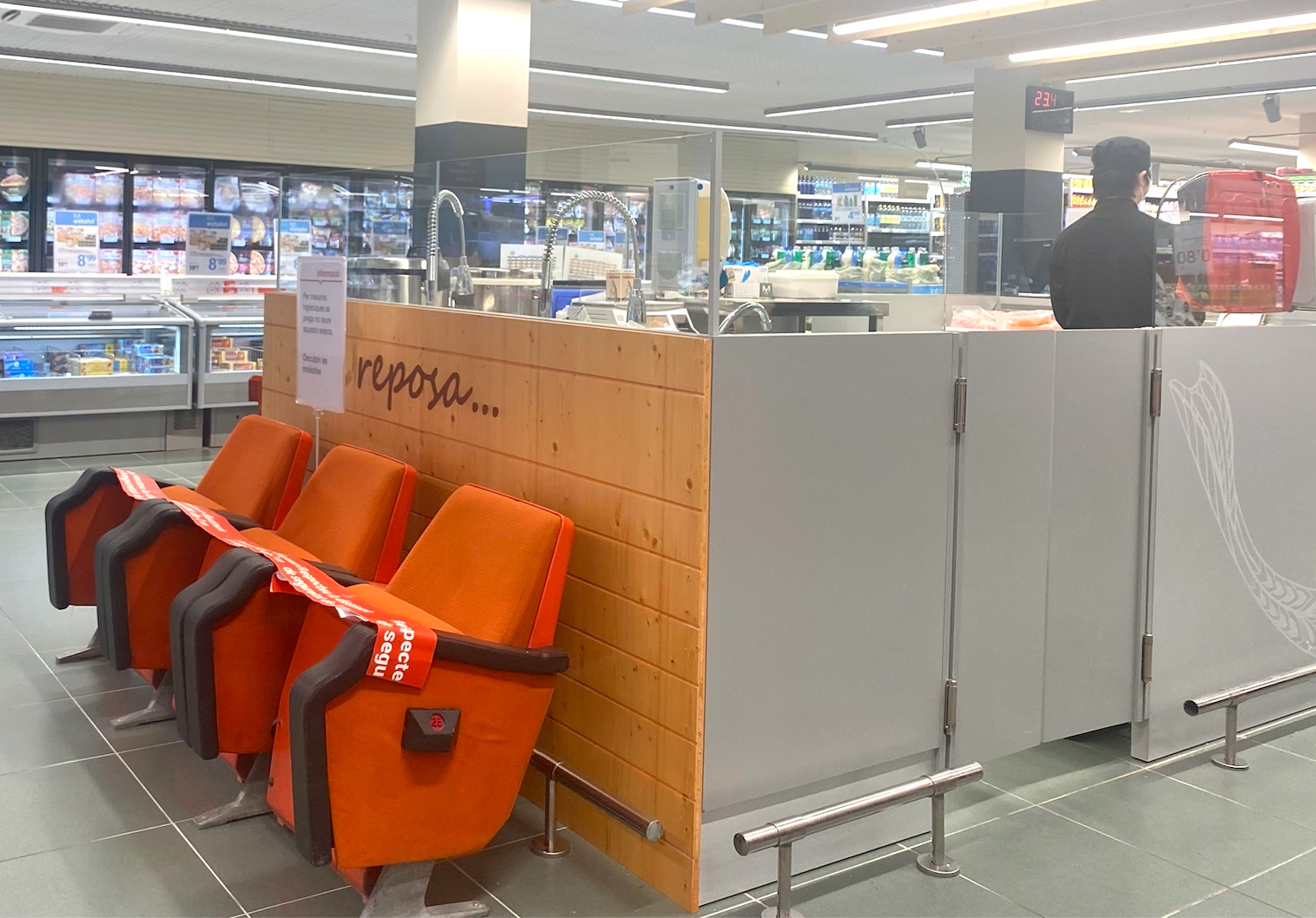 Antiguas butacas del cine Urgell en el supermercado Bonpreu / M.A.