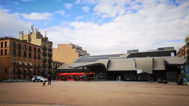 La plaza del mercado de la Barceloneta / GUILLEM ANDRÉS