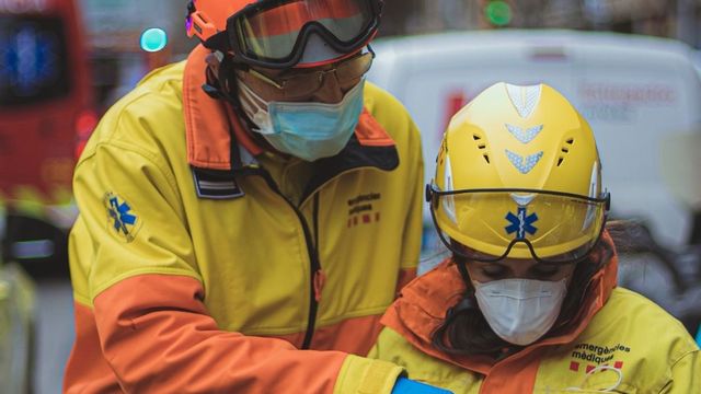 Operarios del Sistema d'Emergències Mèdiques, en el paseo de la Zona Franca / SISTEMA D'EMERGÈNCIES MÈDIQUES