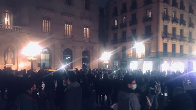 Manifestación contra Vox en la plaza Sant Jaume / @_LAURASOLE