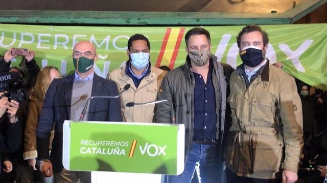 Ignacio Garriga y Santiago Abascal (centro de la imagen), durante el acto poselectoral de Vox / EUROPA PRESS