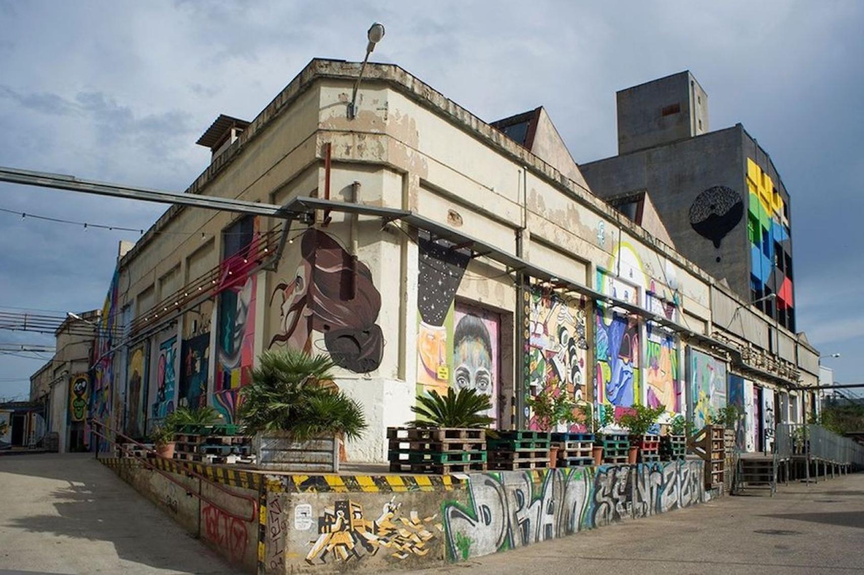 Nau Bostik, un referent cultural del barri de La Sagrera