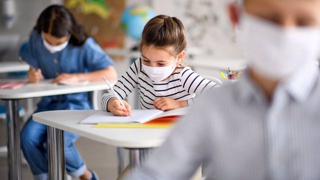 Niños con la mascarilla puesta en el colegio / EUROPA PRESS