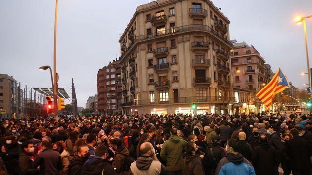 Movilización en apoyo a Carles, vecino de Sants detenido por las manifestaciones porla libertad de Hasel/ TWITTER- @badalonicatala