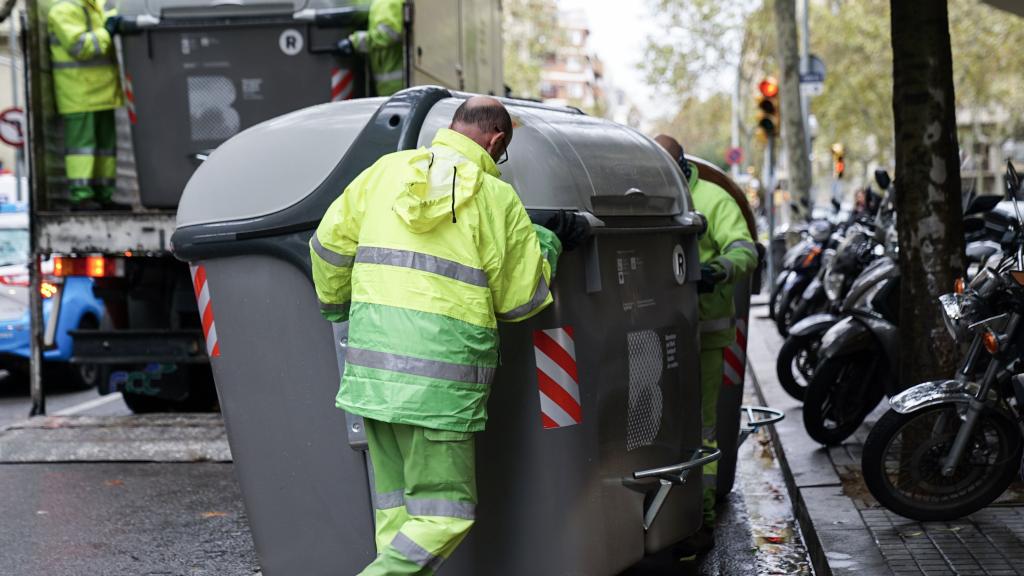 Operarios del servicio de recogida de basuras en Barcelona