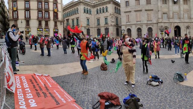 Manifestación de técnicas interinas de educación infantil en Barcelona - PLATAFORMA D'INTERINES TEEI