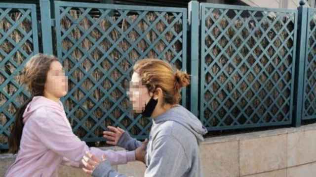 Dos de las supuestas ladronas, fotografiadas por un padre del colegio afectado / CEDIDA