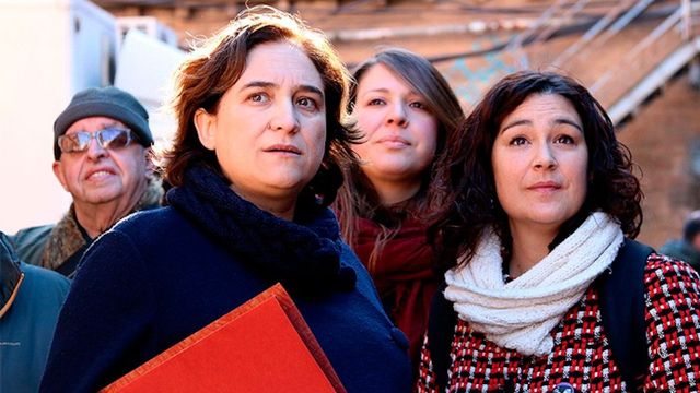 Ada Colau, Janet Sanz y Laura Pérez (izquierda), responsable del Ayuntamiento del área de Derechos Sociales / CG