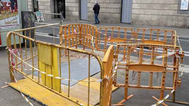 Agujero en la Gran Via de Barcelona / TONI CLAPÉS