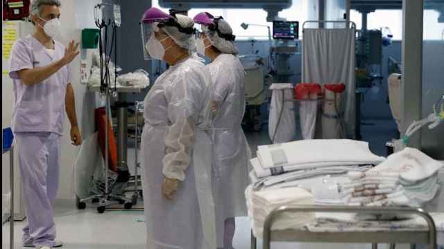 Sanitarios en la UCI de un hospital / EFE