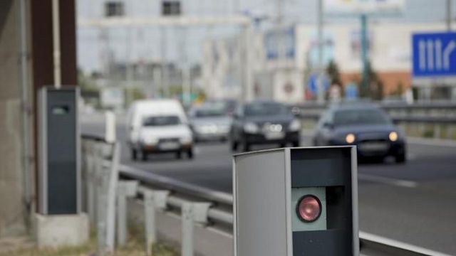 Imagen de archivo de uno de los radares en una carretera / EFE