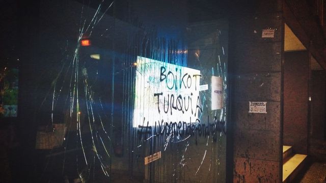 Una cristalera rota durante una manifestación feminista este domingo/ TWITTER-ENDAVANT CIUTAT VELLA
