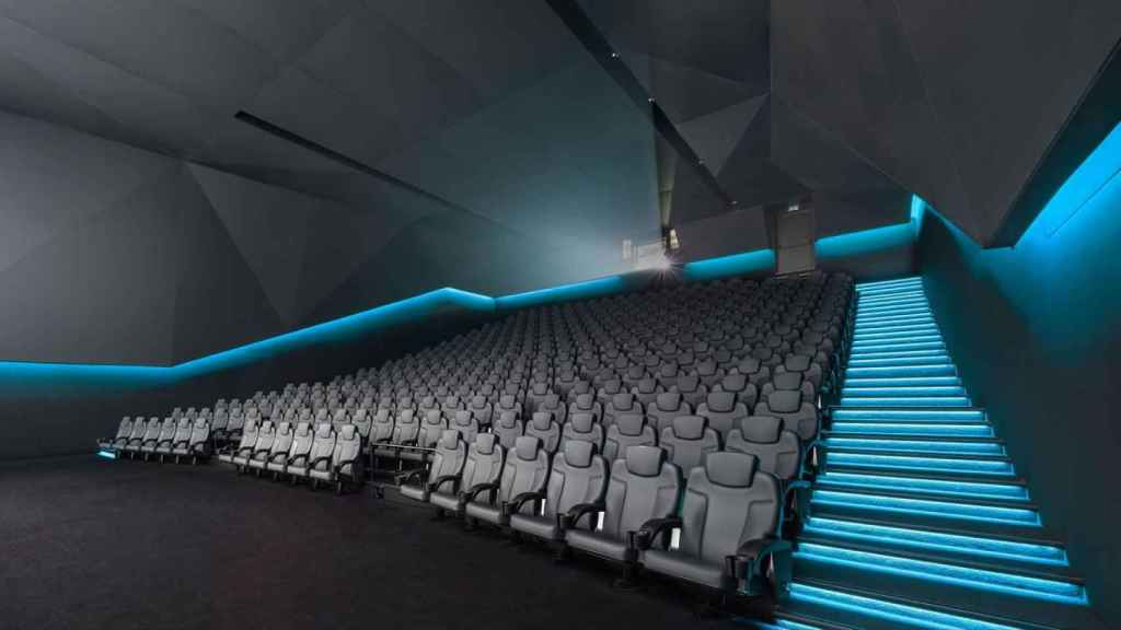 Sala de cinema amb desenes de butaques de l'empresa Cinesa