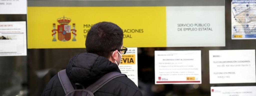 Un home llegeix els cartells penjats en una oficina del SEPE / EUROPA PRESS