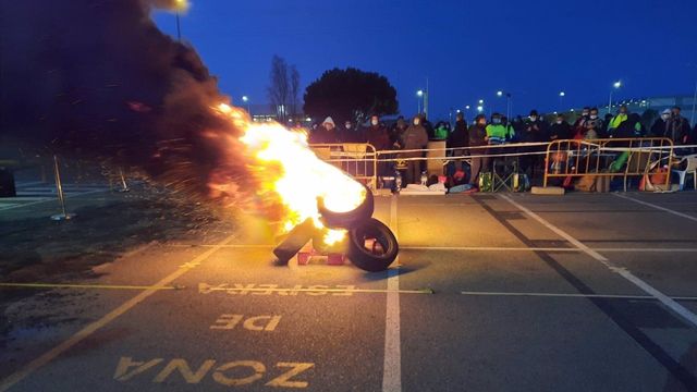 Trabajadores queman neumáticos en la planta de Nissan en la Zona Franca / EUROPA PRESS