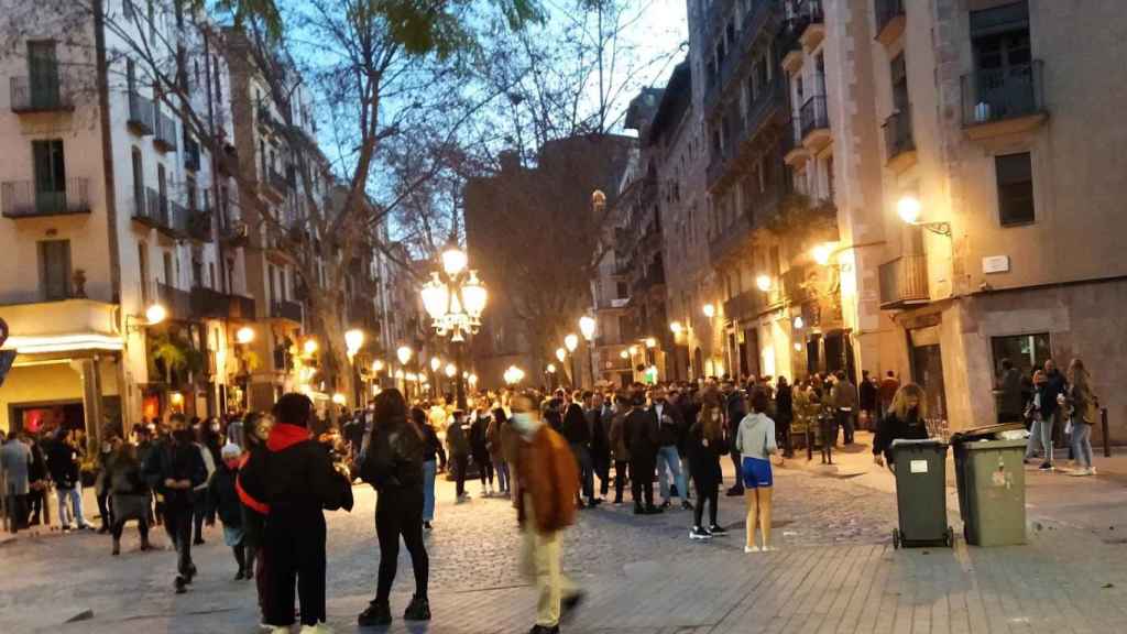 Aglomeració de persones al passeig del Born