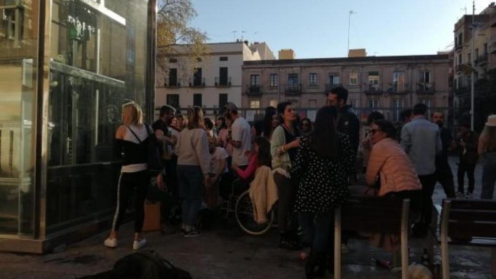 Aglomeració de joves a la plaça del Sol de Gràcia / METRÒPOLI OBERTA