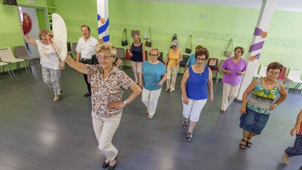 Actividad en el Casal de Gent Gran Can Peguera en Nou Barris