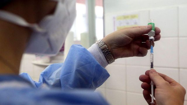Un sanitario prepara la vacuna de Astrazeneca para vacunar a una persona / EFE