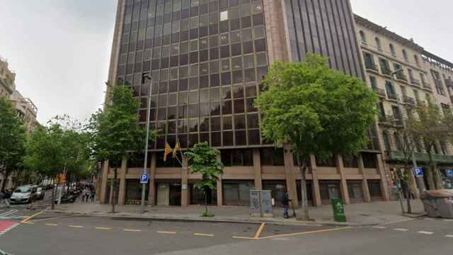 La nueva comisaría estará ubicada en este edificio de la confluencia entre Aragó y Girona / GOOGLE STREET VIEW