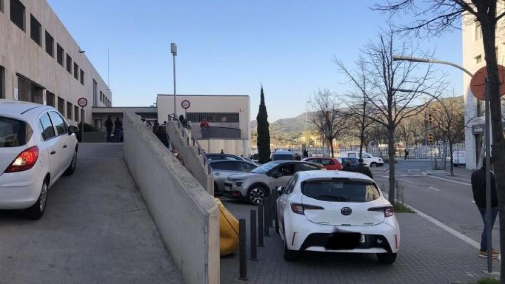 Vehículos aparcados en lugares indebidos en las inmediaciones del CAP Meridiana/TWITTER- AVV TORRE BARÓ