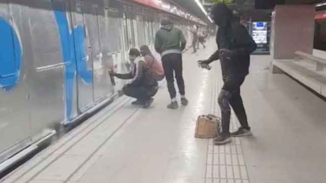 Grafiteros en el metro de Barcelona / MA