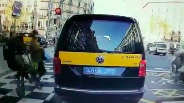 Momento en que un VMP atropella a una mujer en la calle de Aragó / MA