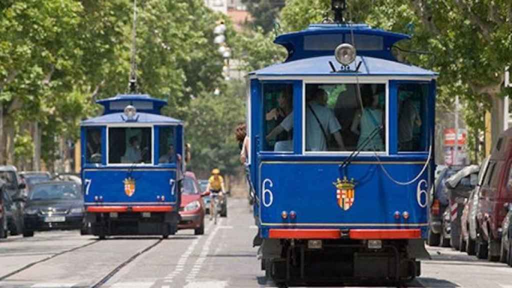 Dos trens del Tramvia Blau a l'avinguda del Tibidabo