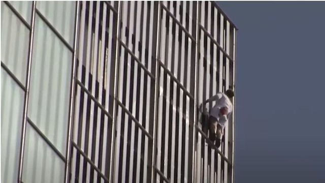 George King escalando el hotel Melià Barcelona Sky / YOUTUBE
