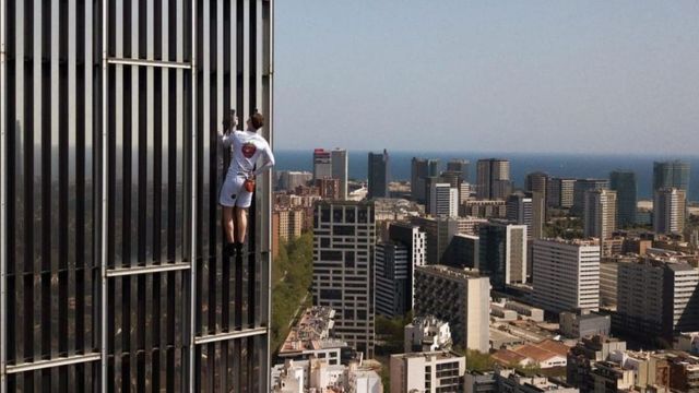George King escala el hotel Meliá sin cuerdas el pasado viernes / @shardclimber