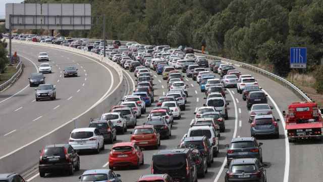 Tráfico intenso en una operación salida por un puente en Barcelona