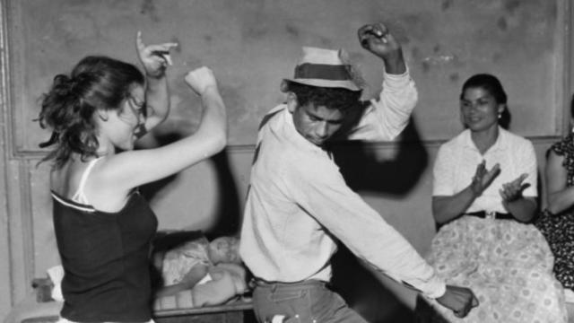 Personas de etnia gitana durante la verbena de San Juan en una bodega de Barcelona en 1960 / JACQUES LÉONARD - ARXIU FOTOGRÀFIC DE BARCELONA