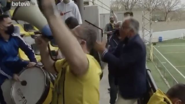 El líder del PP de Barcelona, Josep Bou, bailando sin mascarilla en un partido de fútbol del Montañesa / BETEVÉ