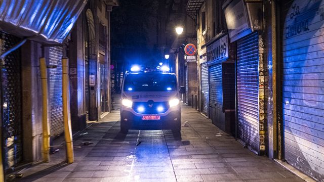 Un furgón de la Guardia Urbana patrulla las calles del barrio Gòtic de Barcelona / PABLO MIRANZO