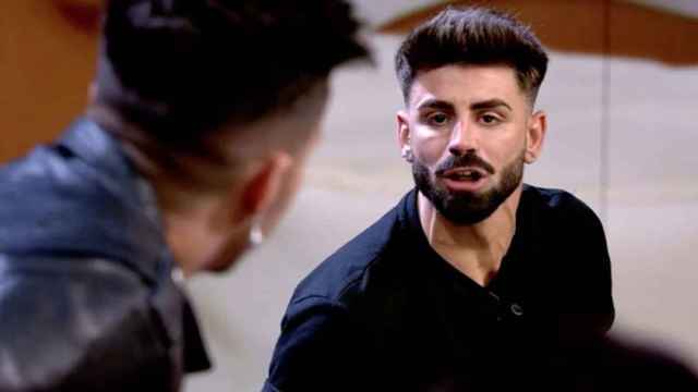 Isaac, enfadado en uno de los debates finales de 'La isla de las tentaciones' / TELECINCO