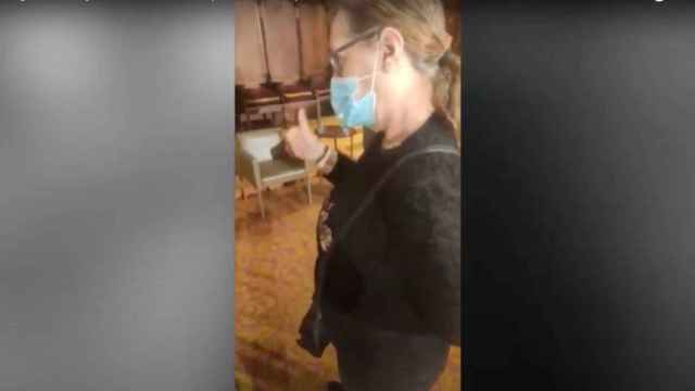 La cuidadora Mari Jose Alarcón en el acto de este lunes, intentando hablar con las autoridades municipales / YOUTUBE