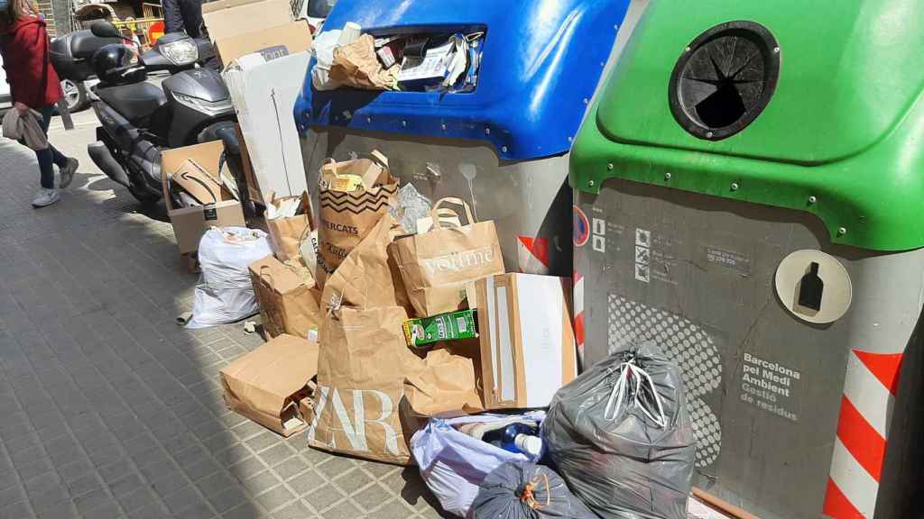 Contenidors de la brossa, fins dalt a la zona de Sarrià-Sant Gervasi / METRÓPOLI ABIERTA