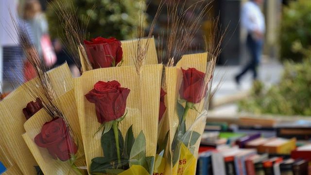 Una parada de rosas y libros por Sant Jordi