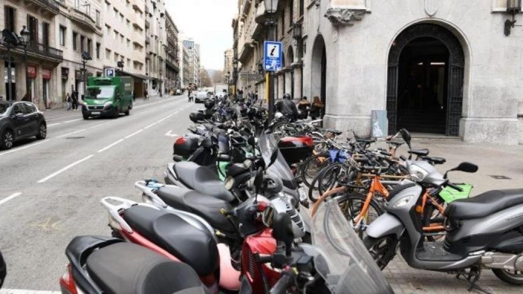 Motos aparcades a la via Laietana / LENA PRIETO