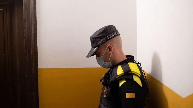 Un guardia urbano en un edificio que acoge una fiesta ilegal el pasado 10 de abril / PABLO MIRANZO