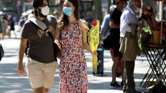 Una pareja pasea el Día de Sant Jordi en Barcelona / EFE